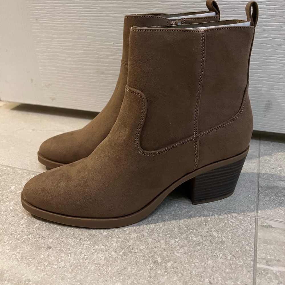 Old navy boots size 6